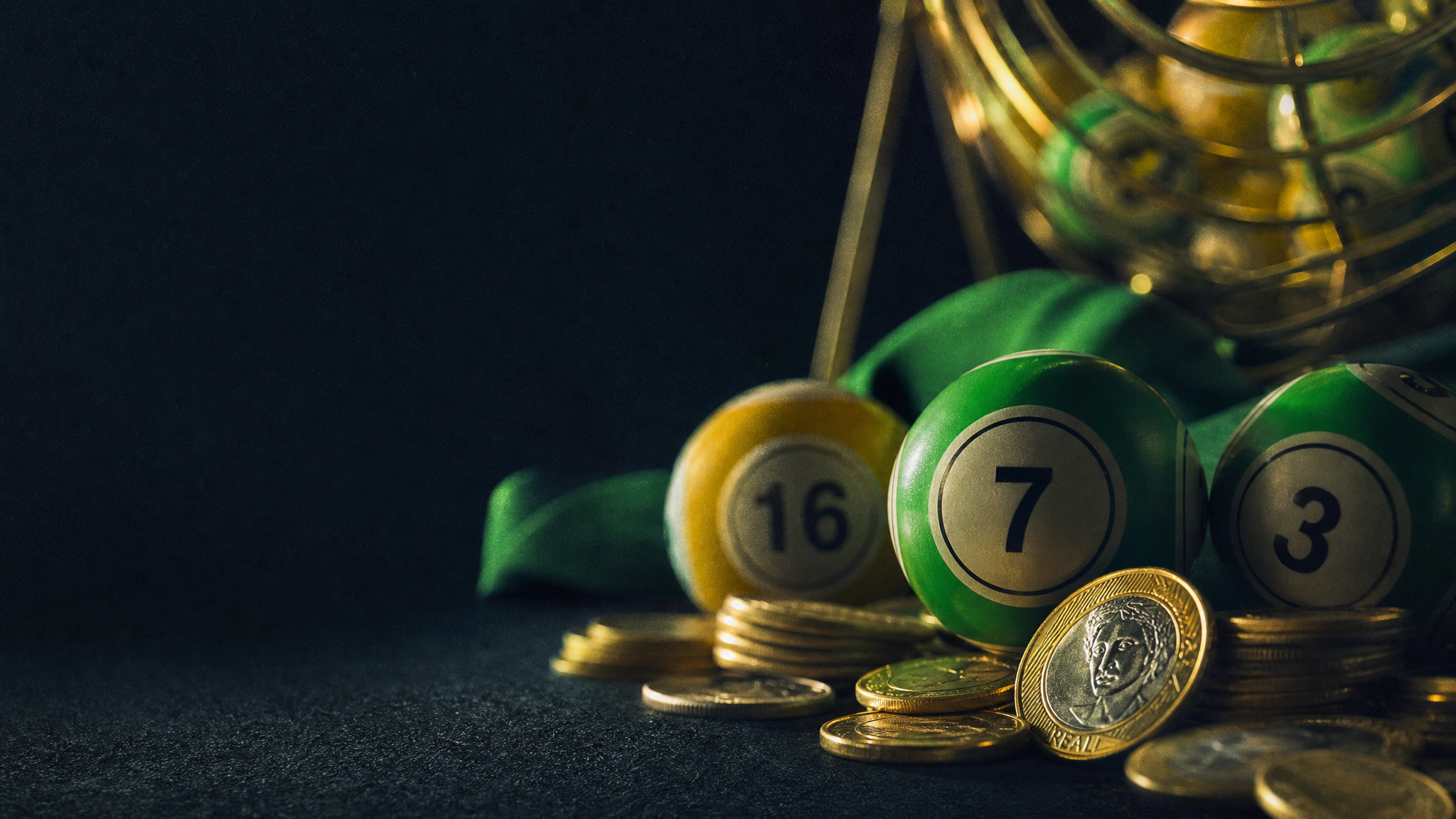 Bolas de bingo e moedas em mesa verde, tema bingo online valendo dinheiro