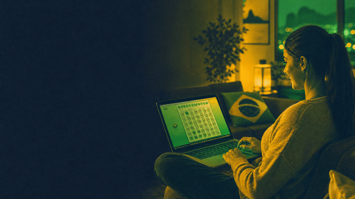 Setup de bingo em casa com laptop e cartela digital, ambiente domestico brasileiro editorial
