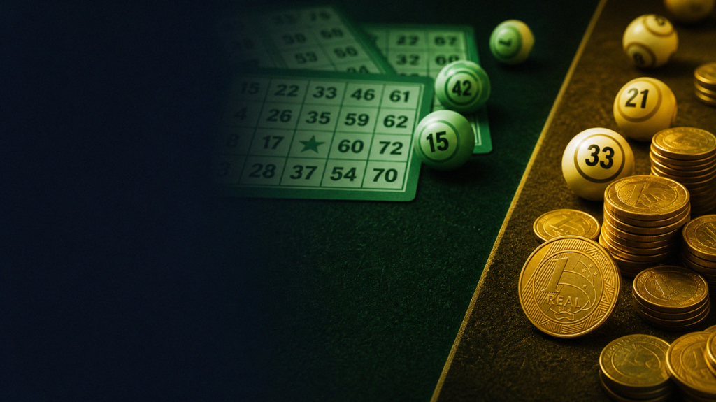 Bolas de bingo e moedas reais brasileiras em mesa feltro, capa editorial demo versus dinheiro real