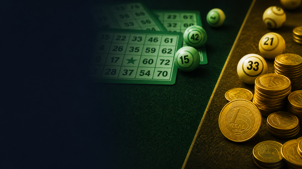 Bolas de bingo e moedas reais brasileiras em mesa feltro, capa editorial demo versus dinheiro real