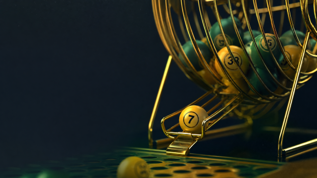 Globo sorteador de bingo com bolas numeradas, capa editorial verde e dourado sobre sorteio online